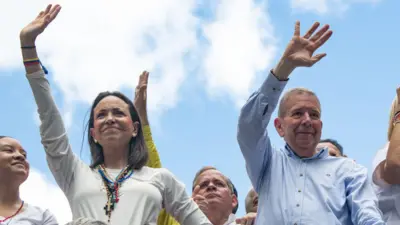 María Corina Machado y Edmundo González saludan.